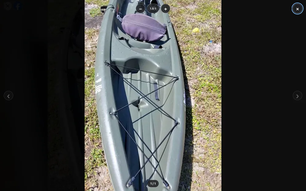 The full-screen photo viewer showing a kayak zoomed to 1.5:1. The minus, 1.5:1 and plus zoom buttons are at the top, arrows are on the left and right, a close button is in the top-right corner, and the counter at the bottom reads 1 / 1. The listing page behind the viewer is covered.